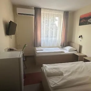  Bed & Breakfast Free Parking, Free Breakfast, Only 15 Minutes To Center Hungary